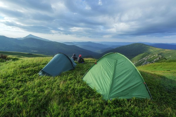 Comment choisir une tente pour un camping en région de steppe avec des vents forts?